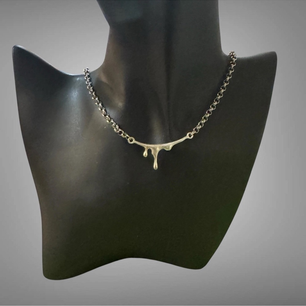 SILVER TONE DRIP PENDANT NECKLACE NWOT